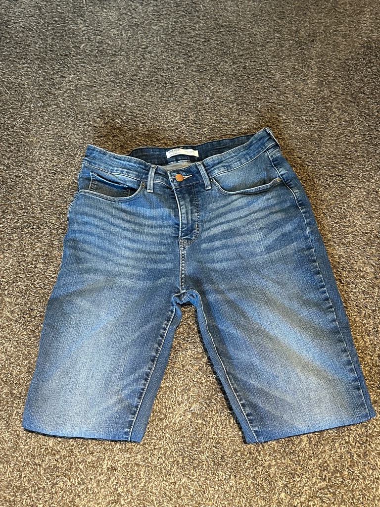 Classic Medium Wash Levi’s Signature Skinny Jeans